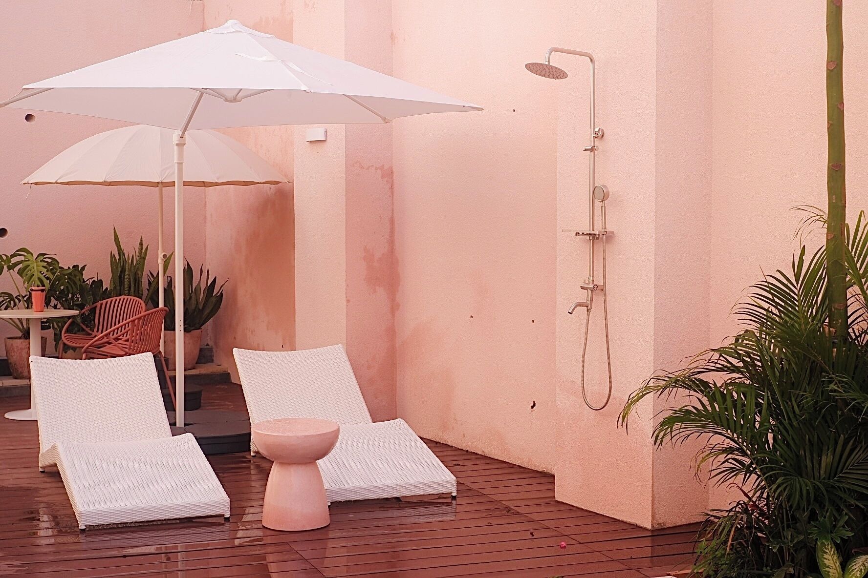 Caja de seguridad en la habitación y tabla de planchar con plancha 