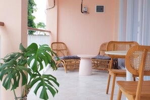 Comfort Suite, 1 King Bed | Terrace/patio