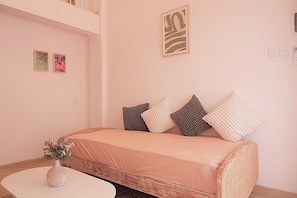 Estudio Confort, 1 cama King size y sofá cama | Área de sala de estar