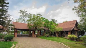 A building with a tiled roof and a covered walkway. - Khaoyai Valley 3 (Pak Chong)