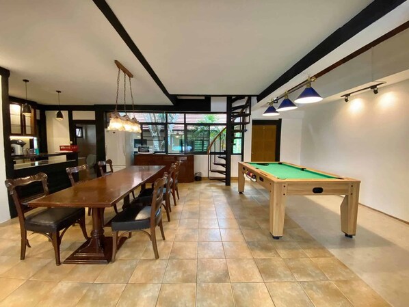 Basic-Villa, 5 Schlafzimmer, Poolzugang, Bergblick | Wohnbereich