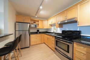 Een koelkast, een microgolfoven, een oven, een kookplaat