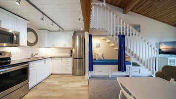 Réfrigérateur, micro-ondes, four, plaque de cuisson