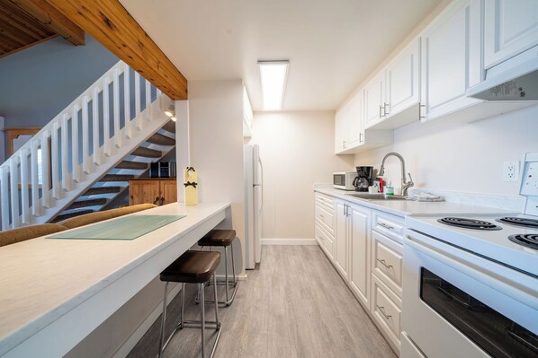 Frigorifero, microonde, forno, piano cottura