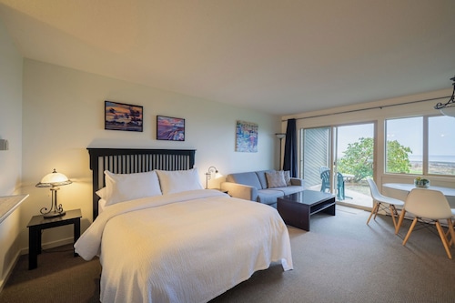 #221 Lower Beach View Suite at Shorewater Resort, Qualicum Beach