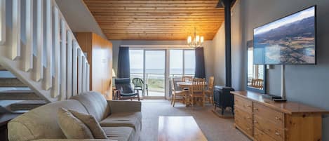 Een smart-tv en een open haard