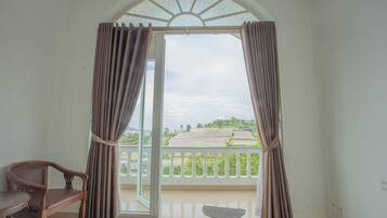 Desk, laptop workspace, free WiFi