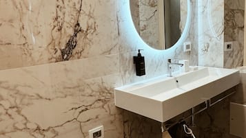 Een douche, een regendouche, een haardroger, pantoffels