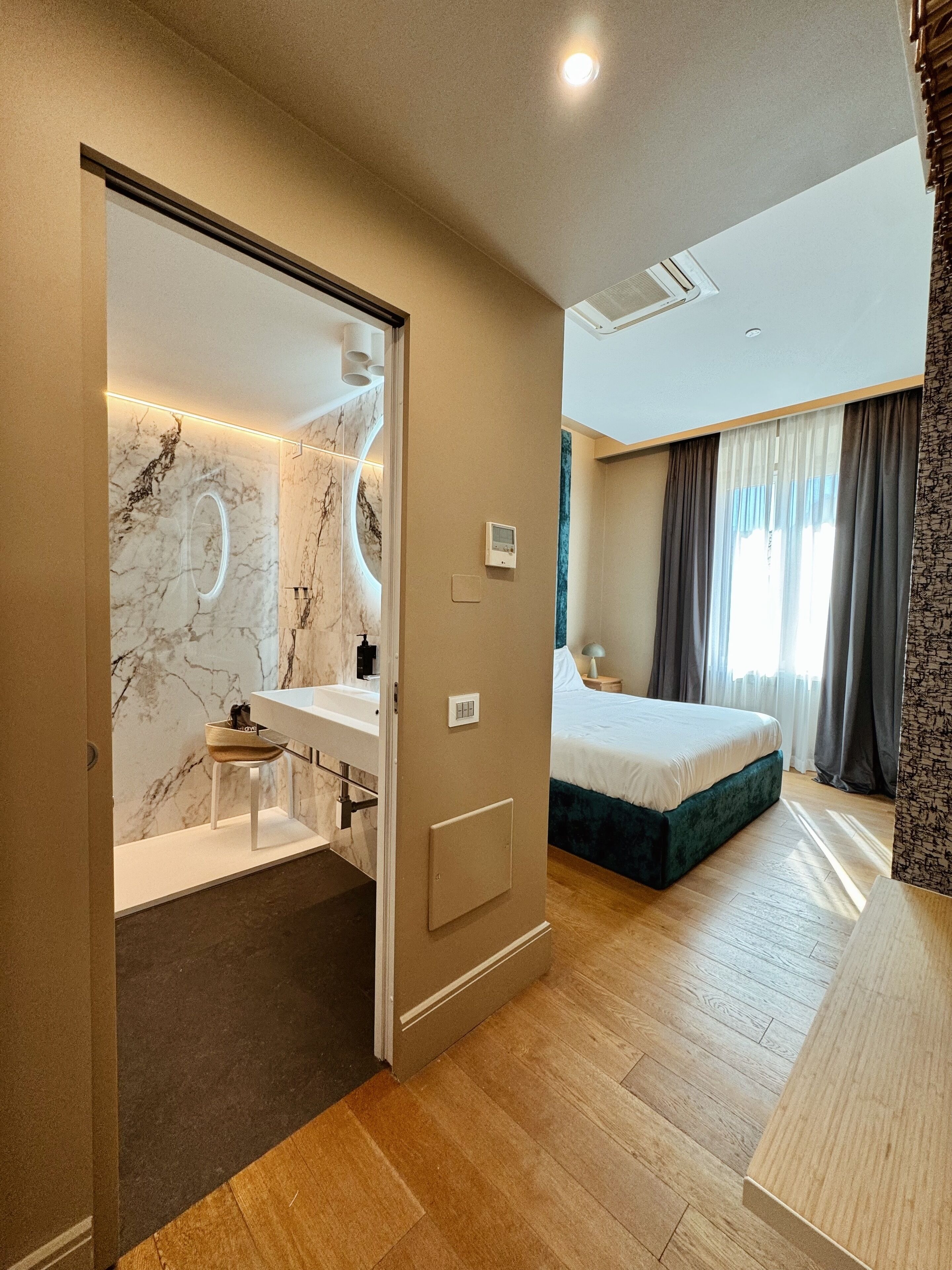 高級雙人房, 城市景 | 高級寢具、房內夾萬、書桌、手提電腦工作空間