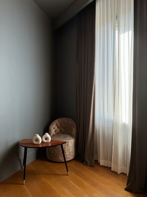 Sengetøy av topp kvalitet, dundyner, safe på rommet og skrivebord