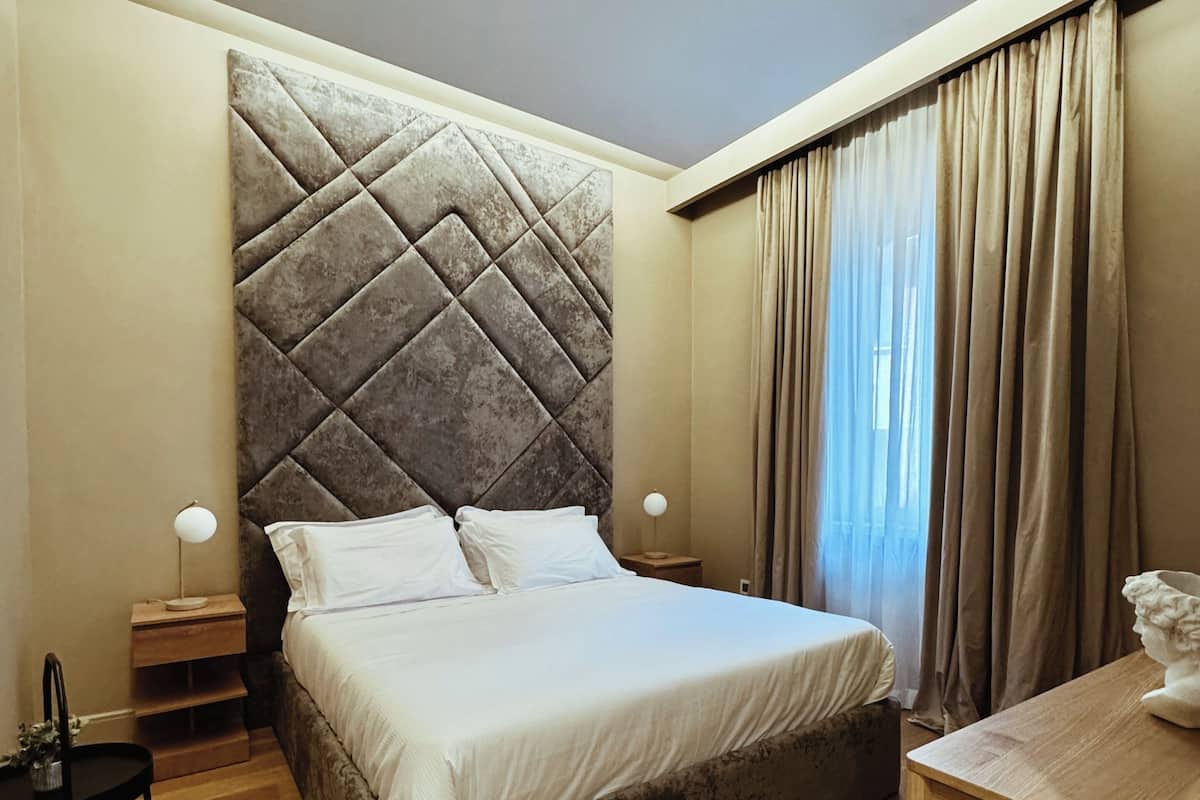 Premium bedding, in-room safe, desk, laptop workspace