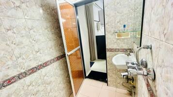 Sèche-cheveux, serviettes fournies, savon, shampoing