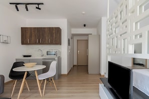 Laptop workspace, blackout curtains, soundproofing, iron/ironing board - Leochares Lifestyle Apartments (Athens)