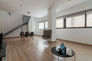 Duplex (002) | Living area | 32-inch Smart TV with digital channels, Netflix, streaming services - Leochares Lifestyle Apartments (Athens)
