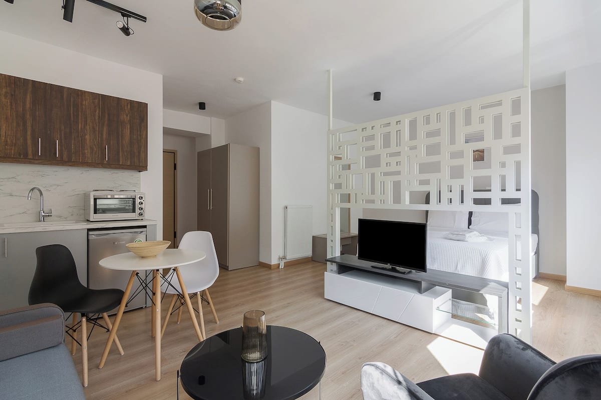 1 habitación, espacio para trabajar con laptop y cortinas blackout