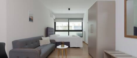 1 habitación, espacio para trabajar con laptop y cortinas blackout