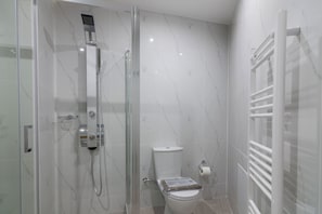 Superior Studio, Balcony, City View (007) | Bathroom | Shower, hair dryer, towels, soap - Leochares Lifestyle Apartments (Athens)