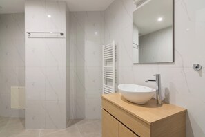 Ducha, secador de pelo, toallas, jabón