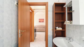 Asciugacapelli, bidet, asciugamani, sapone