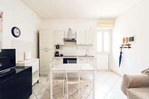 冷蔵庫、コンロ、コーヒー / ティーメーカー、電気ポット