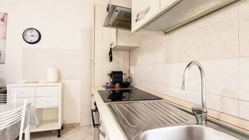 Frigorifero, piano cottura, macchina per tè/caffè, bollitore elettrico