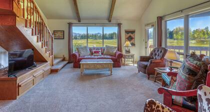 Spacious Condo with Spectacular Mountain Views!