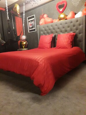 1 bedroom, in-room safe, bed sheets - LOVE ROOM Red and black (Barr)