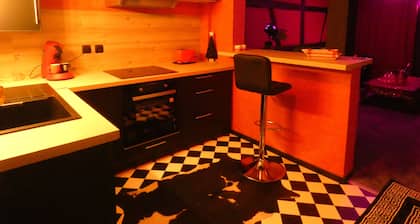 LOVE ROOM Red and black