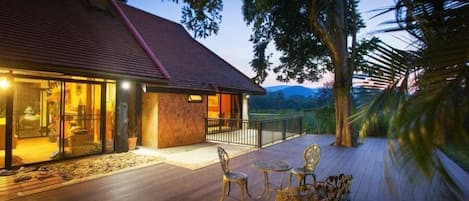 Vista frontal de la propiedad