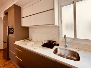 Kjøleskap, mikrobølgeovn, ovn og kaffetrakter/tekoker