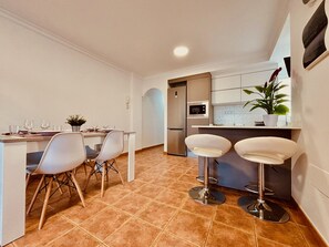 Køleskab, mikrobølgeovn, ovn, kaffe-/temaskine