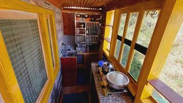 Deluxe Double Room, Mountain View | Private kitchen | Stovetop, dishwasher, cookware/dishes/utensils