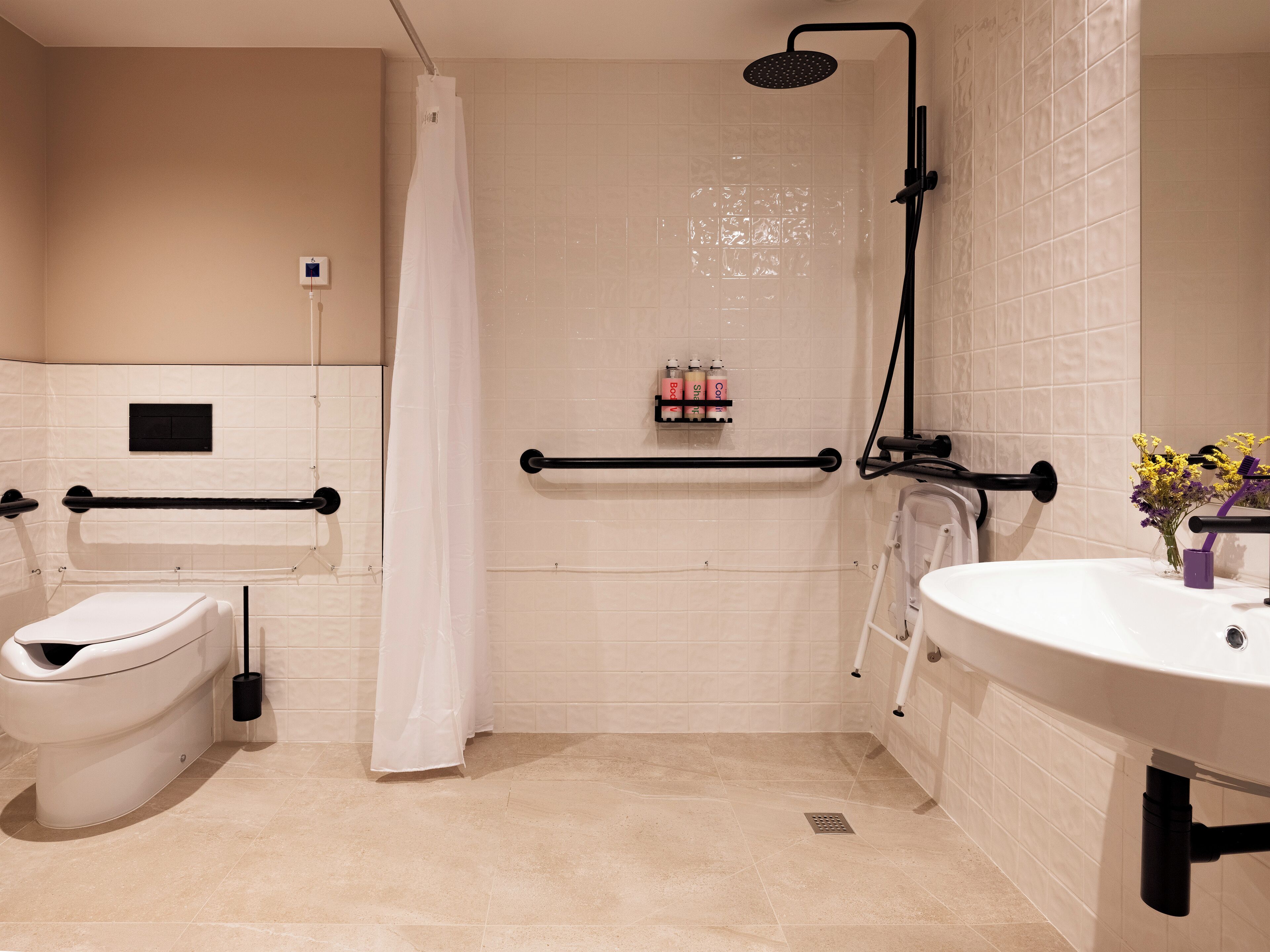 Un baño con inodoro, ducha y lavamanos.