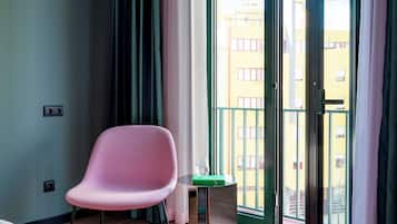 Large Studio, Kitchenette, Balcony | 1 bedroom, premium bedding, in-room safe, laptop workspace