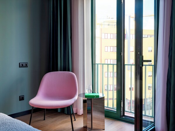 Estudio, balcón | Ropa de cama de alta calidad y caja fuerte