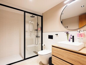 Shower, hair dryer, towels, soap - Numa Lisbon Anjos (Lisbon)