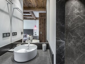 Hair dryer, towels - Val d'Isère: Modern, authentic apartment, 8 people, pets (Val-d'Isère)