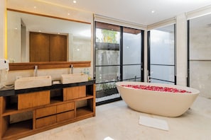 Shower, hair dryer, bidet, towels