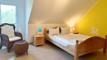 2 bedrooms, travel crib, bed sheets