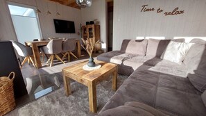 Fernseher, Kamin, DVD-Player, Videothek