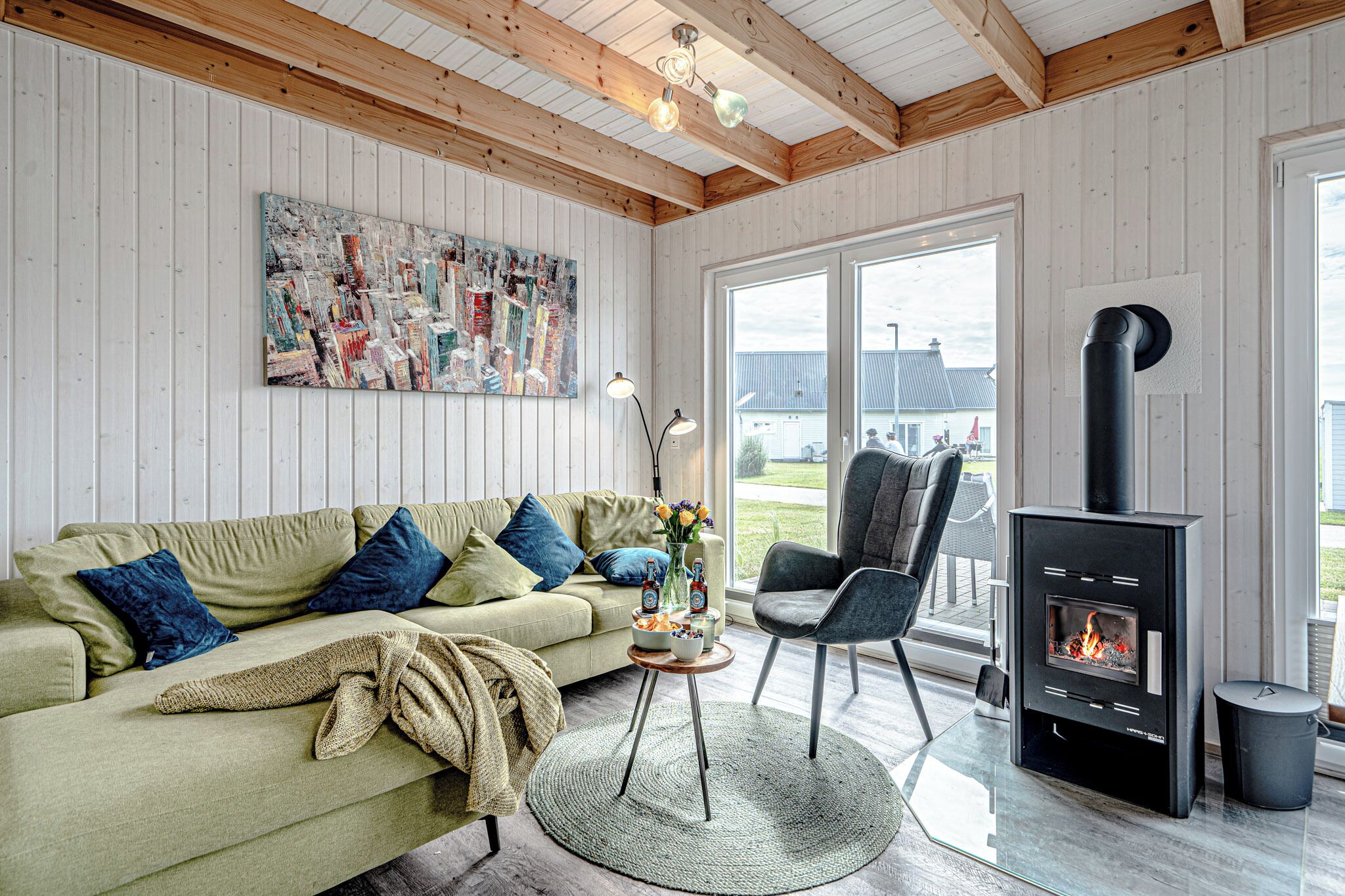 TV, peis, DVD-spiller og bøker