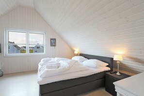 4 bedrooms, travel cot, free WiFi, bed sheets