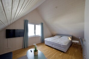 3 Schlafzimmer, Schreibtisch, Bügeleisen/Bügelbrett, Reisekinderbett