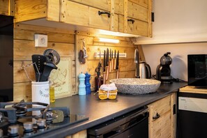 Kühlschrank, Geschirrspüler, Hochstuhl, Esstisch