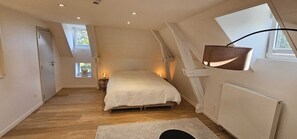 5 Schlafzimmer, Schreibtisch, Bügeleisen/Bügelbrett, Reisekinderbett