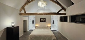 5 slaapkamers, een bureau, een strijkplank/strijkijzer, reisbedje