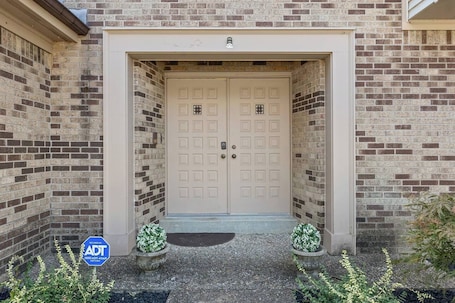 外観の詳細. This house is a 3 bedroom(s), 3 bathrooms, located in Frankfort, KY.