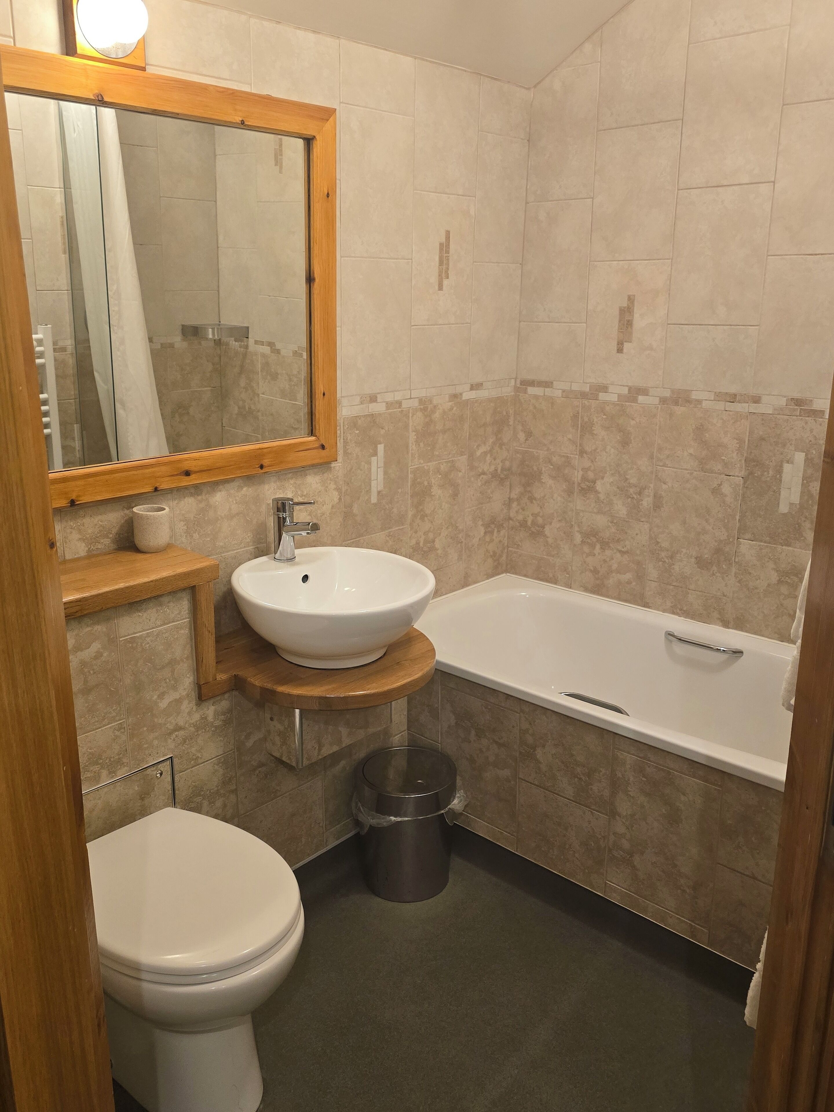 A bathroom with a toilet, sink, and bathtub.