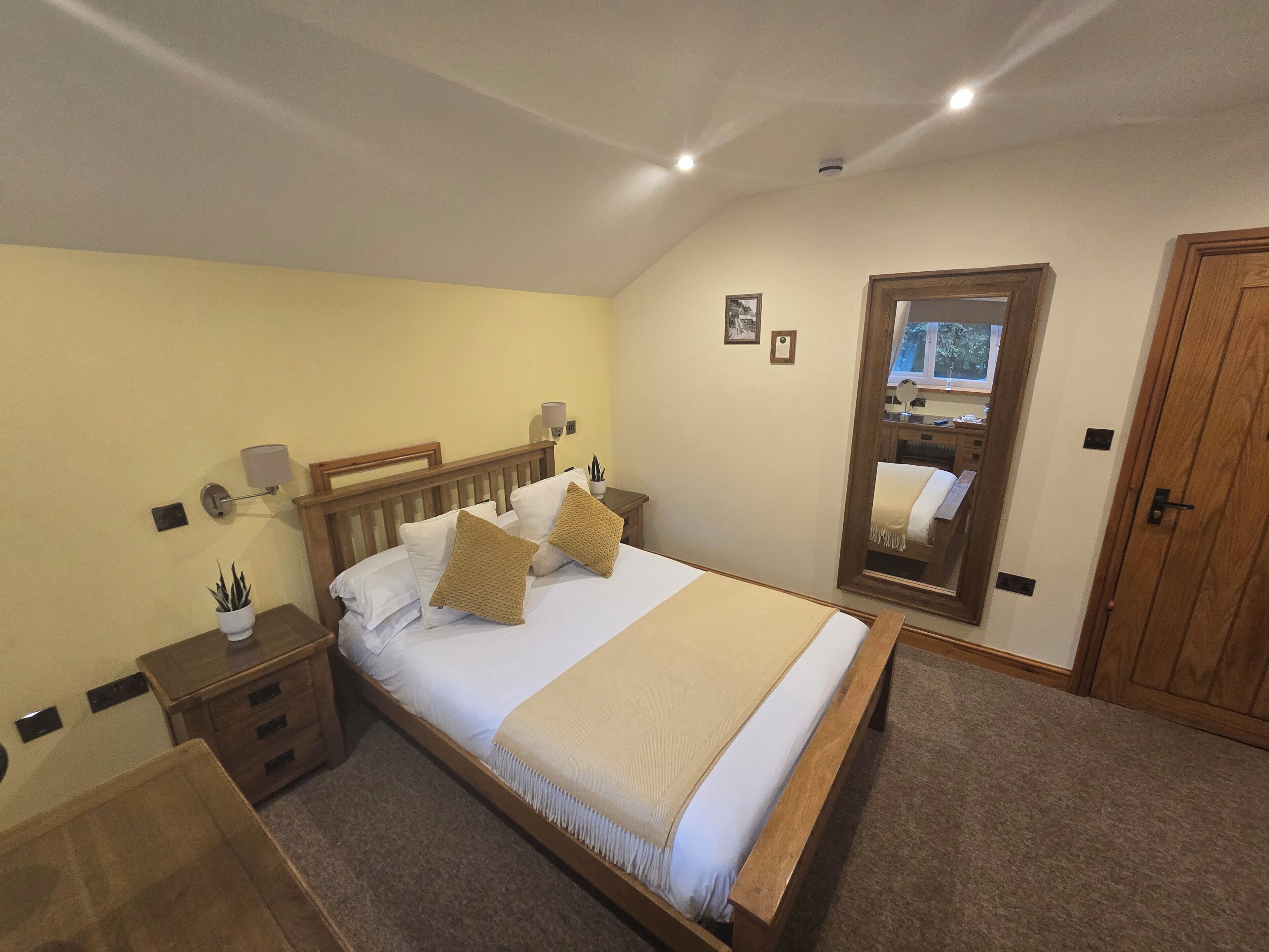 The Little Crown Inn, Cardiff Info, Photos, Reviews Book at