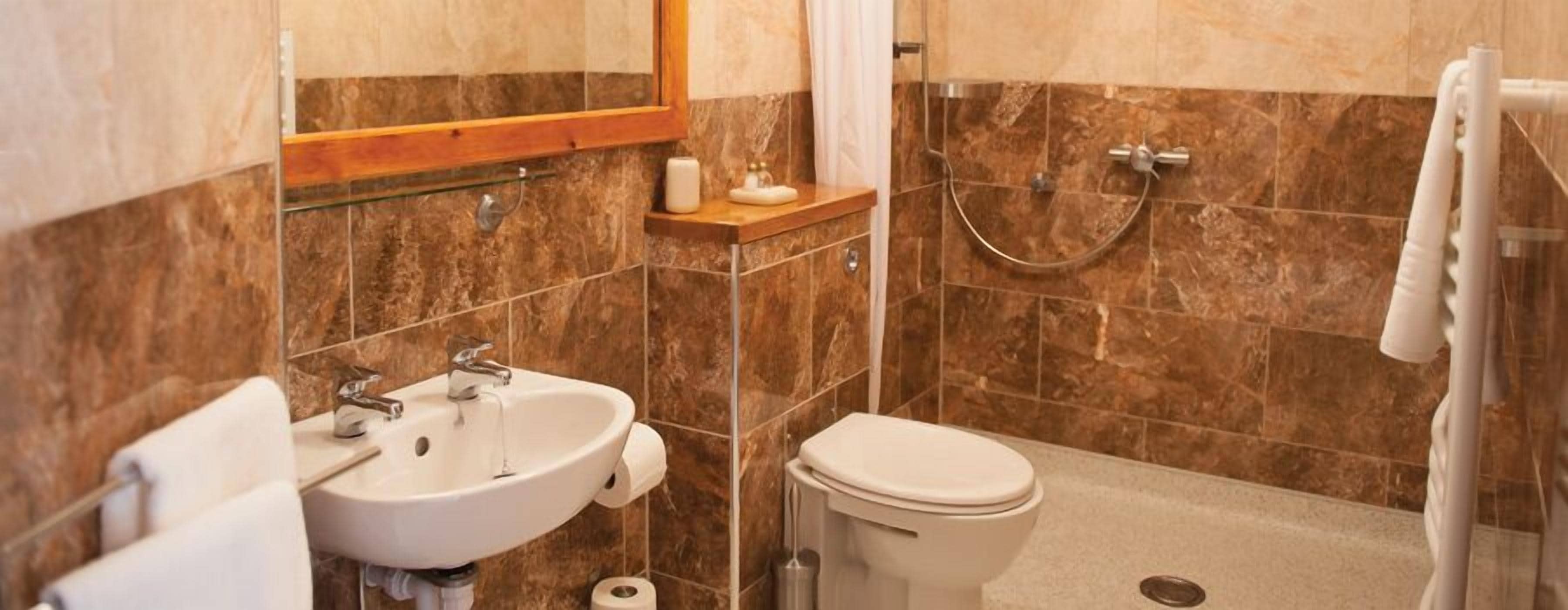 毛巾、肥皂、洗发水、卫生纸